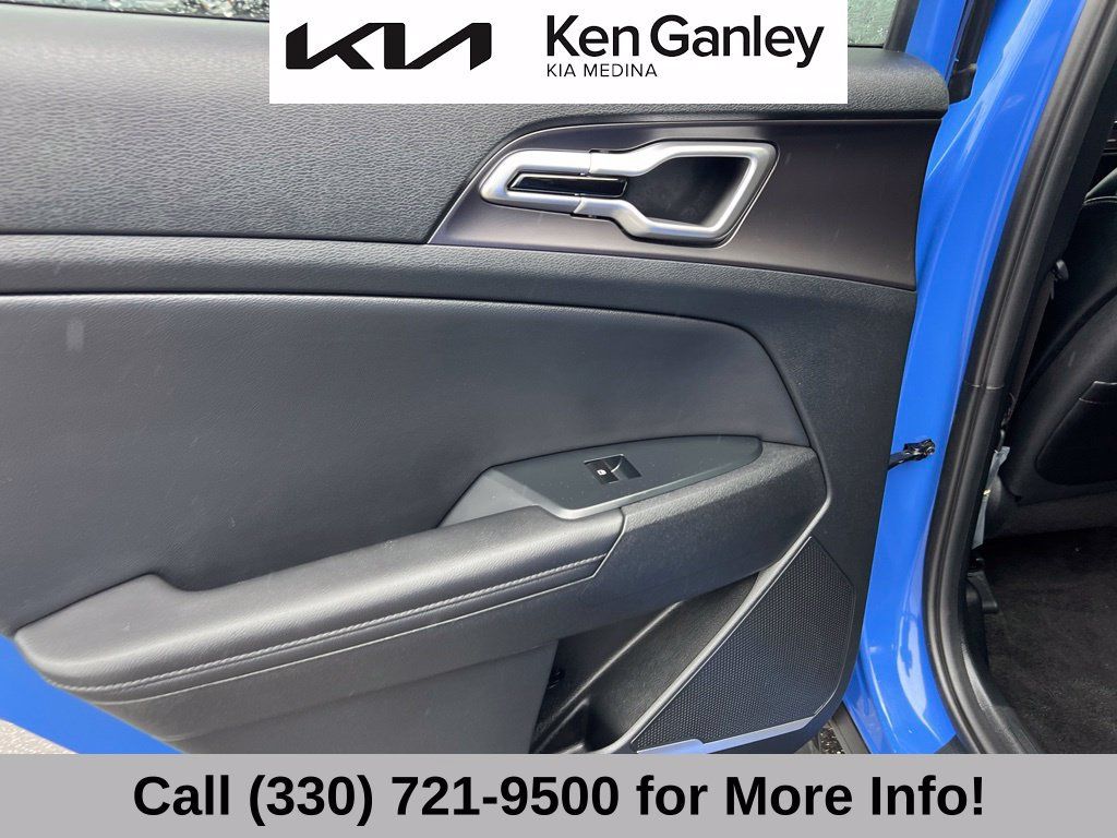 Certified 2026 Kia Sportage EX w/ EX Panorama Roof Package FWD image 45