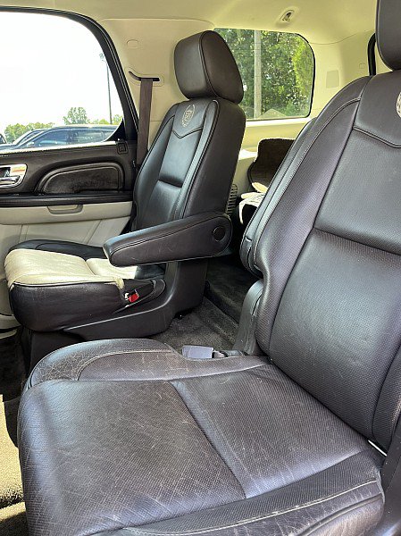 Used 2013 Cadillac Escalade Platinum RWD image 16