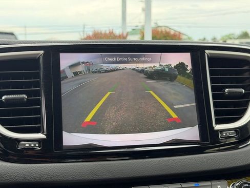 Used 2023 Chrysler Pacifica Touring-L FWD image 34
