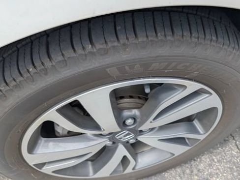 Used 2024 Honda Odyssey Touring image 3