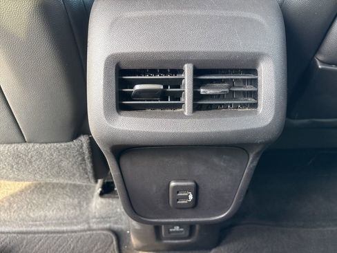 Used 2024 GMC Terrain SLT image 25