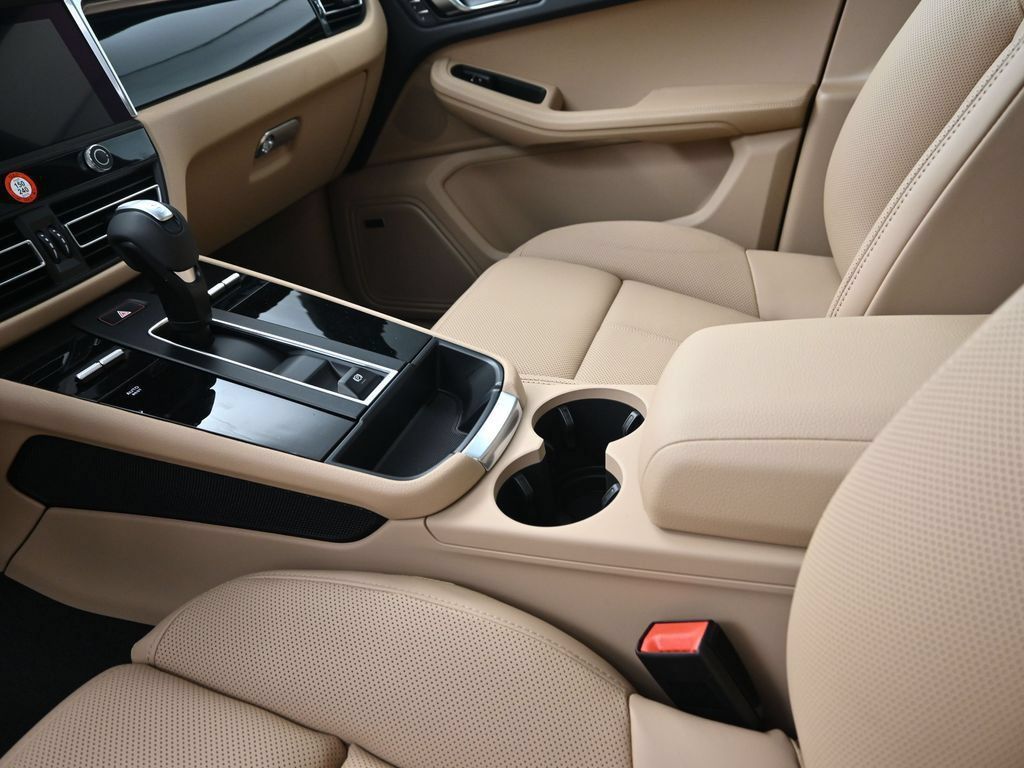 Certified 2026 Porsche Macan AWD/4WD image 22