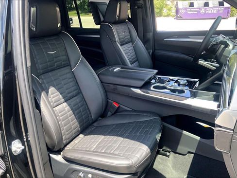 Certified 2026 Cadillac Escalade ESV V w/ LPO, ONYX Package AWD/4WD image 7
