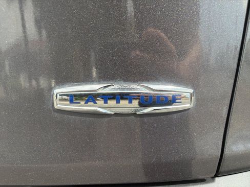 Used 2018 Jeep Cherokee Latitude Plus w/ Cold Weather Group AWD/4WD image 25