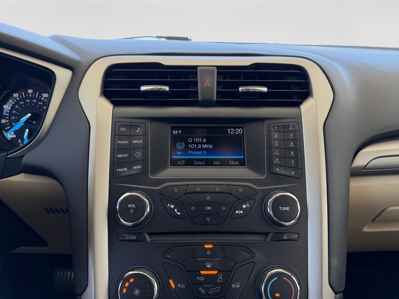 Used 2015 Ford Fusion SE FWD image 20