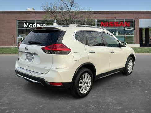 Used 2017 Nissan Rogue SV image 4