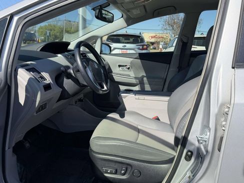 Used 2017 Toyota Prius V Four image 18