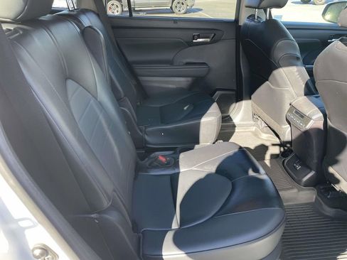 Used 2022 Toyota Highlander XLE image 46