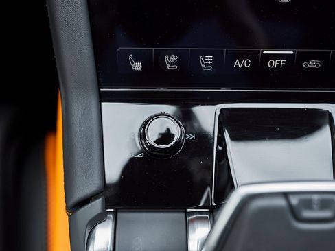 Used 2025 Lamborghini Urus SE image 68