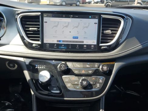 Used 2026 Chrysler Pacifica Limited image 21