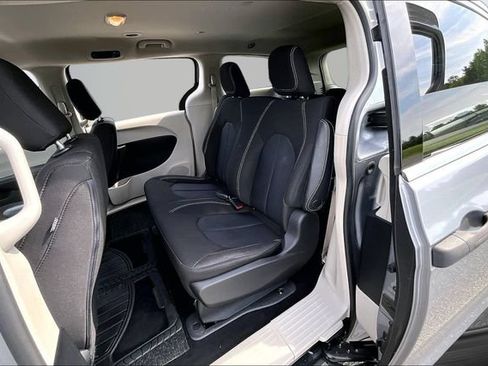 Used 2020 Chrysler Voyager L FWD image 20