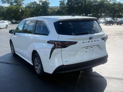 Used 2025 Toyota Sienna LE FWD image 5