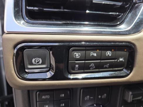 New 2026 GMC Yukon Denali Ultimate AWD/4WD image 12