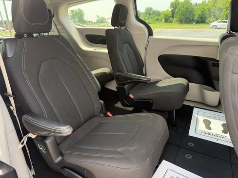 Used 2024 Chrysler Voyager LX FWD image 17
