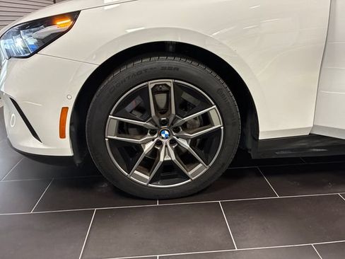 Used 2026 BMW i5 eDrive40 w/ Premium Package RWD image 28