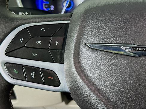 Used 2024 Chrysler Pacifica Touring-L FWD image 13