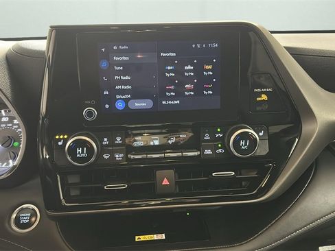 Used 2024 Toyota Highlander XLE image 10