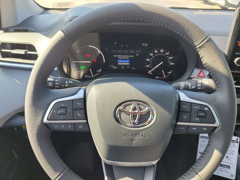 New 2026 Toyota Sienna XLE FWD image 8