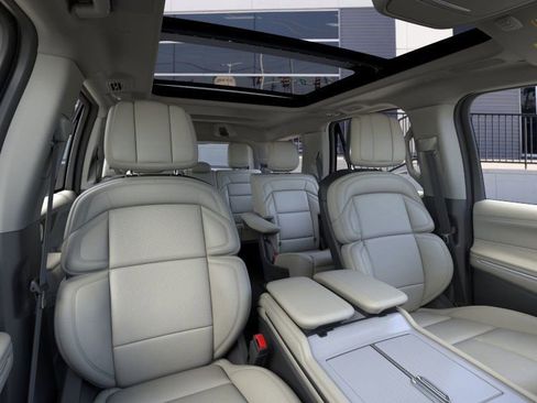 New 2026 Lincoln Navigator Reserve AWD/4WD image 10
