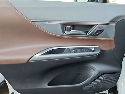 Used 2021 Toyota Venza Limited image 30