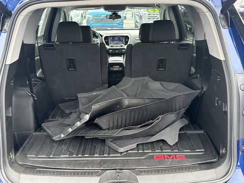 Used 2023 GMC Acadia SLE w/ Driver Convenience Package image 5