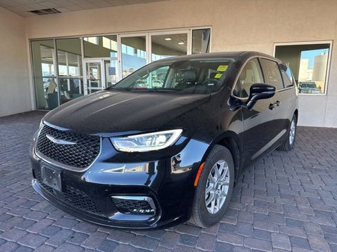 Used 2023 Chrysler Pacifica Touring-L image 1