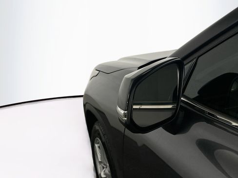 Used 2024 Toyota Highlander LE image 16