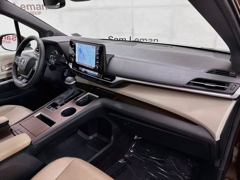 Used 2024 Toyota Sienna XLE w/ XLE Plus Package FWD image 30