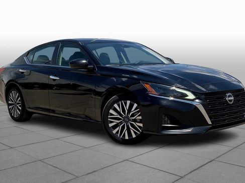Used 2023 Nissan Altima 2.5 SV image 2