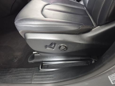 Used 2025 Chrysler Pacifica Select FWD image 16