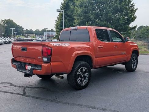 Used 2018 Toyota Tacoma TRD Sport AWD/4WD image 3