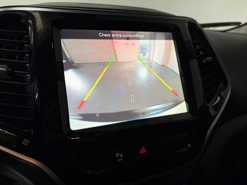 Used 2019 Jeep Cherokee Limited FWD image 12