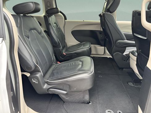 Used 2022 Chrysler Pacifica Limited w/ Uconnect Theater Family Group image 16