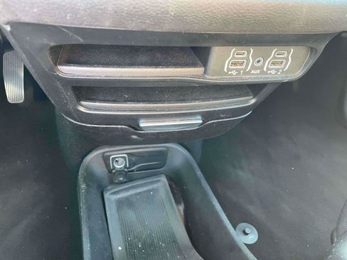 Used 2023 Chrysler Pacifica Touring FWD image 18