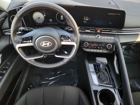 Used 2025 Hyundai Elantra SEL FWD image 27