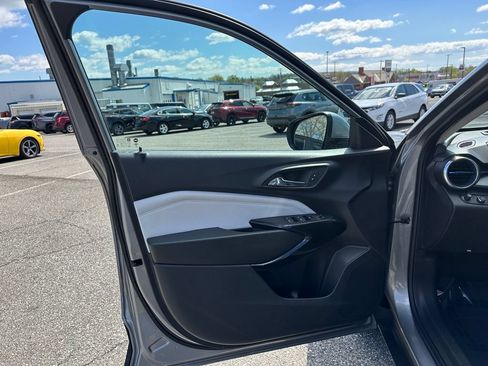 Used 2025 Chevrolet Trax LT FWD image 19