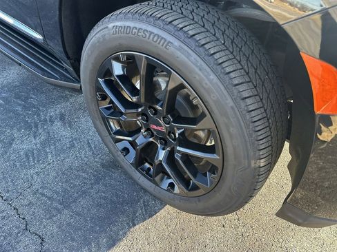 Used 2024 GMC Yukon XL Denali image 10