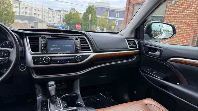 Used 2019 Toyota Highlander Limited AWD/4WD image 29
