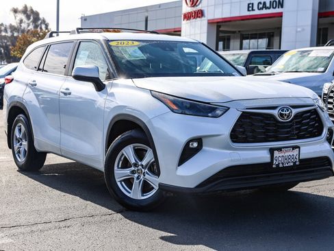 Used 2023 Toyota Highlander LE FWD image 1
