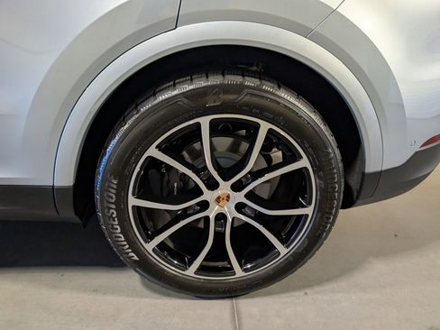 Certified 2025 Porsche Cayenne AWD/4WD image 16
