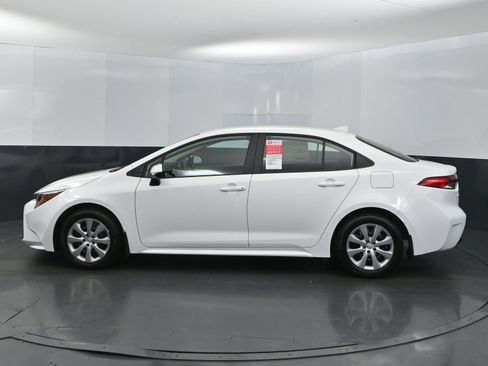 Used 2025 Toyota Corolla LE image 2