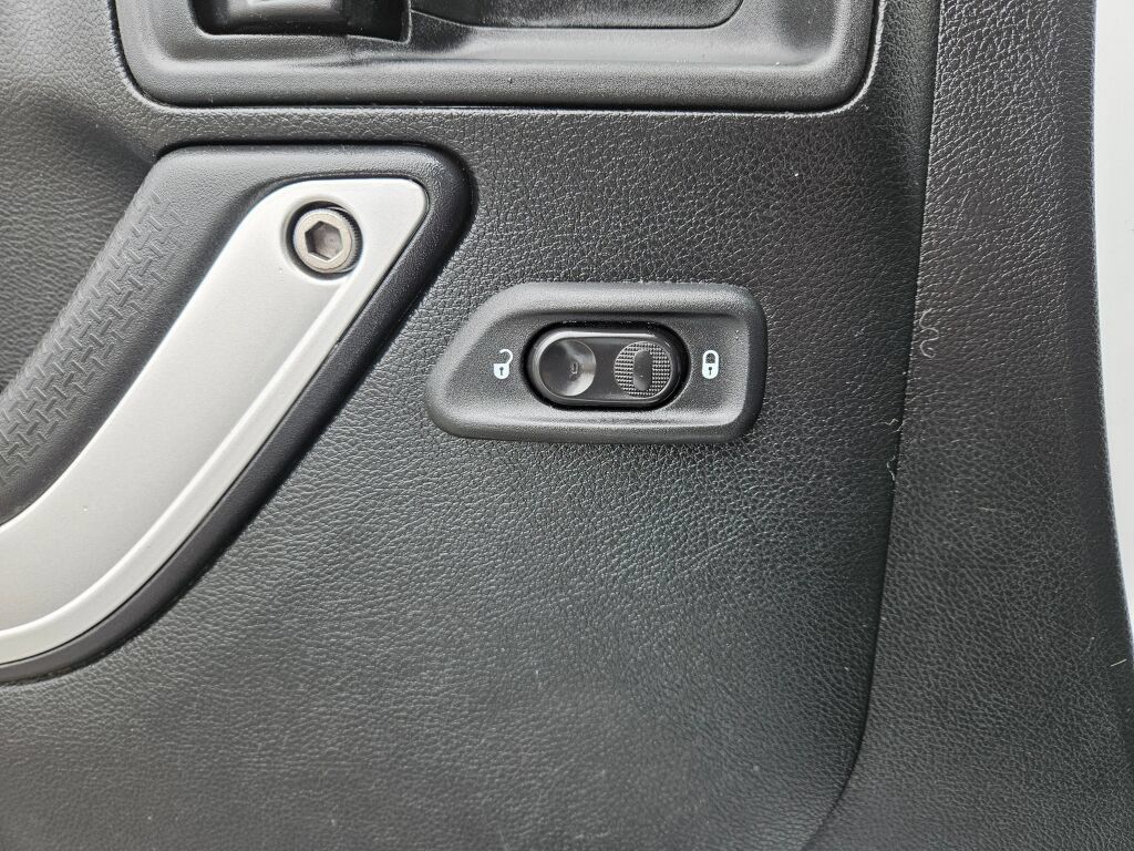 Used 2017 Jeep Wrangler Unlimited Sahara AWD/4WD image 19