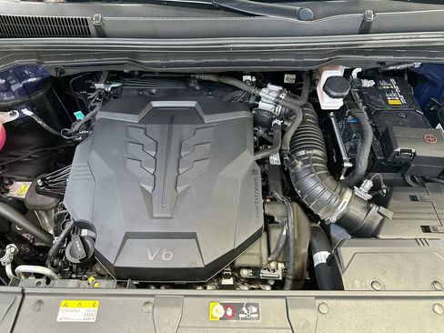 Used 2025 Kia Carnival FWD image 31