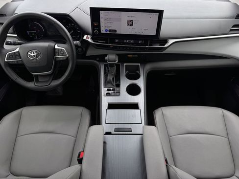 Used 2025 Toyota Sienna XLE image 12