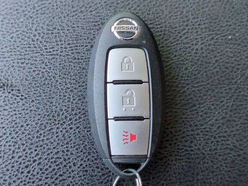 Used 2019 Nissan Pathfinder S image 28