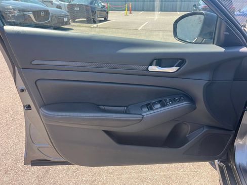 Used 2025 Nissan Altima 2.5 SV FWD image 18