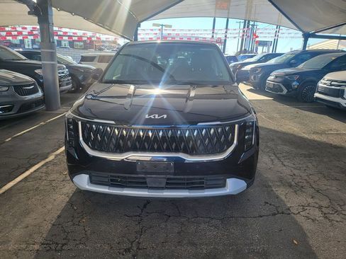 Used 2025 Kia Carnival image 1