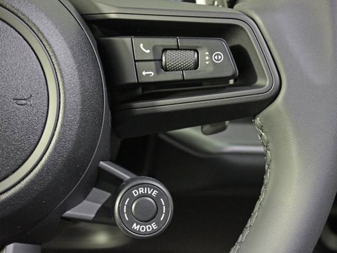 Used 2025 Porsche Cayenne Coupe image 24