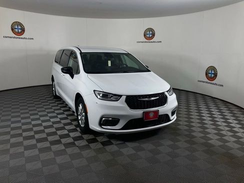 Used 2024 Chrysler Pacifica Touring-L image 17