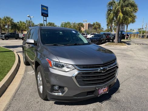 Used 2019 Chevrolet Traverse LT image 2